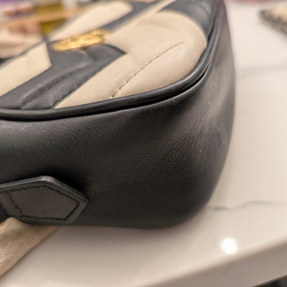 $950 DIRECT RARE Gucci Blk & Cream chevron leather camera bag! Exc condition π€ - Picture 8 of 15